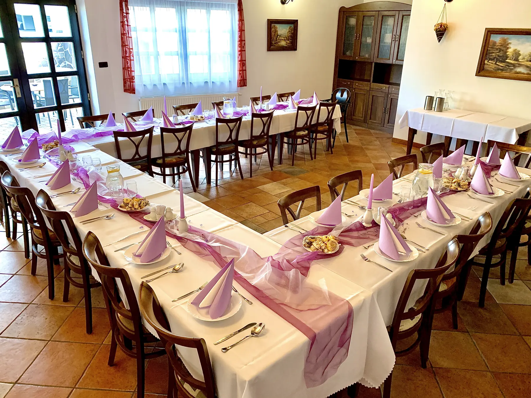 Svatební tabule s fialovými ubrousky